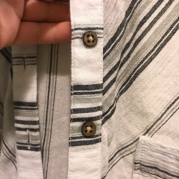 🦇 O’Neill Alamo Woven Top button up - Picture 2 of 5